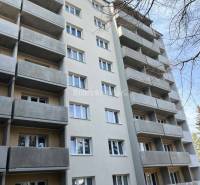 Bytový dům na ulici T. Vansové v Prievidzi s balkóny a šedou fasádou.