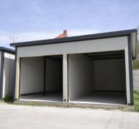 Garáže v Michale na Ostrově s šedými stěnami a prázdnými vnitřky.