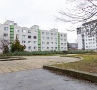 Bytový dům na Ondavské ulici, Bratislava - Nivy, blízko upraveného parku.