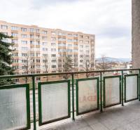 Balkon 3-pokojového bytu v Dubnici nad Váhom s výhledem na bytový dům a zeleň.