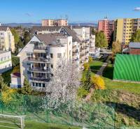 Pohled na sídliště v Piešťanech na ulici E. Belluša s 3-pokojovým bytem.