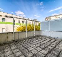 Balkon 3pokojového bytu na E. Belluša v Piešťanech s výhledem na okolí.
