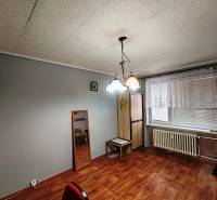 Šedé stěny ve 4-pokojovém bytě s podlahou s dřevěným dekorem a lustry.