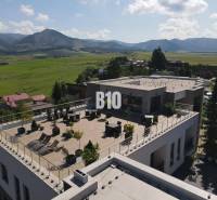 Rajecké Teplice, M. R. Štefánika: Budova s prostornou terasou a výhledem na hory.