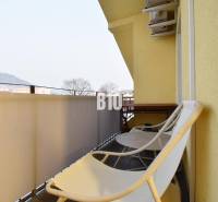 Balkon 4pokojového bytu v Žilině se židlemi a výhledem na hory.