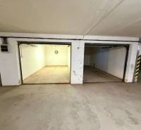 Garáže s bílými stěnami a betonovou podlahou, Dunajská Streda, Nová Ves.