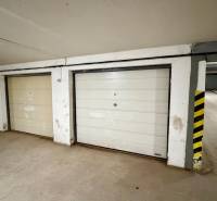 Garáže s bílými dveřmi na ulici Nová Ves ve městě Dunajská Streda.