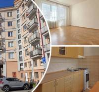 Bytový komplex na ČSA v Košicích s výhledem na 3pokojový byt. Podlaha s dřevěným dekorem.