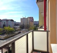 Balkon 3pokojového bytu, pohled na ČSA, Košice - městská část Staré Město.
