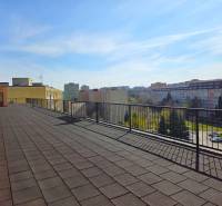 Pohled na rozlehlou terasu v Košicích, městské části Staré Město na ulici ČSA.