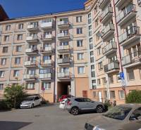Pětipatrový bytový dům na ulici ČSA, Košice - městská část Staré Město s parkovištěm.
