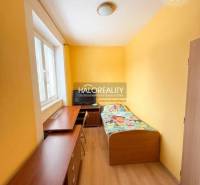 Koupelna v 3-pokojovém bytě s rohovou vanou a bílými obklady.