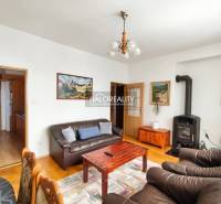 Ložnice ve 3pokojovém bytě s podlahou s dřevěným dekorem a manželskou postelí.