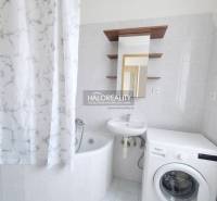 Chodba v 3-pokojovém bytě s podlahou s dřevěným dekorem a nábytkem.