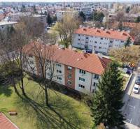 Letecký pohled na okolí Vajanského ulice v Piešťanech s výhledem na 3-pokojový byt.