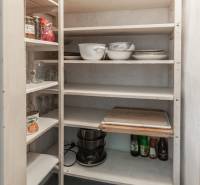 Spíž s regály a kuchyňským nádobím ve 3-pokojovém bytě.