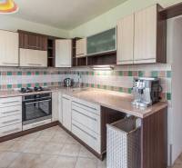 Kuchyně ve 3-pokojovém bytě s funkční linkou a dlaždicovým obkladem na stěně.