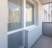 Balkon 3-pokojového bytu na Nábrežní ulici v Nových Zámcích s výhledem na okolí.