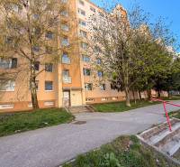 Panelový dům na ulici Murániho v Nitře s okolní zelení nabízí 3-pokojové byty.