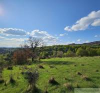 Krajina v Krupině s loukami a stromy, vhodná na pozemky - bydlení.
