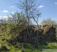 Kamenná ruina obklopená přírodou, ideální pro Pozemky - bydlení v Krupině.