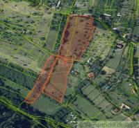 Letecký pohled na pozemky - bydlení ve městě Krupina se zakreslením parcel.