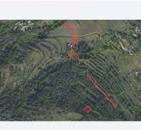 Letecký pohled na rozparcelované pozemky pro bydlení v Horním Tisovníku s lesnatou krajinou.