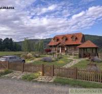 Rustikální chalupa s altánem a autem na pozemku k bydlení v Horním Tisovníku.