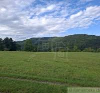 Zeleň a kopce v oblasti Horního Tisovníka nabízejí možnost pro pozemky - bydlení.