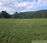 Rozlehlé luční pozemky k bydlení v Horním Tisovníku, obklopené lesy a kopci.