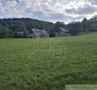 Zelená louka s venkovskou stavbou v Horním Tisovníku, vhodné pro Pozemky - bydlení.
