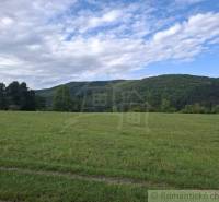 Rozlehlé louky v Horním Tisovníku vhodné pro pozemky - bydlení, obklopené zelení a lesy.