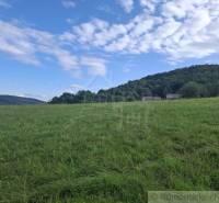 Zeleň a kopce v Horním Tisovníku, ideální pozemky - bydlení s přírodní scenérií.