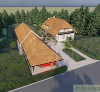 Rodinný dům v Šiatorské Bukovince obklopený lesem a velkým dvorem, vedle hlavní silnice.