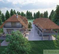 Rodinný dům v Šiatorské Bukovince obklopený stromy s dřevěnou terasou a zahradním posezením.