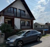 Rodinný dům na Štúrově ulici v Borském Mikuláši s autem před branou.