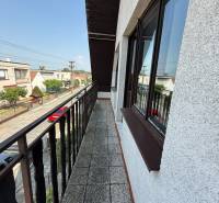 Balkon rodinného domu na Štúrově ulici v Borském Mikuláši s výhledem na okolí.