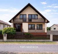 Rodinný dům na Štúrově ulici v Borském Mikuláši s dřevěným plotem a balkóny.