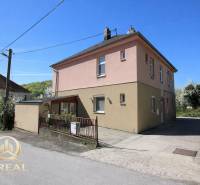 Rodinný dům s upravenou fasádou a zahrádkou na Boskovičově ulici, Bratislava - Nové Město.