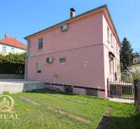 Dvoupatrový dům na Boskovičově v Bratislavě - Novém Městě s travnatým dvorem.