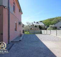 Rodinný dům s garáží na Boskovičově ulici, Bratislava - Nové Mesto, v klidném prostředí.