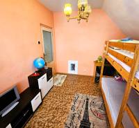 Pokoj v rodinném domě s patrovou postelí a kobercem s Eiffelovou věží.