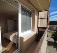 Balkon 1-pokojového bytu na Bratislavské ulici v Holíči s výhledem na ulici.