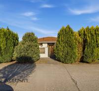 Rodinný dům v Kútnikoch obklopený upravenými stromy, krásná předzahrádka.