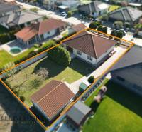 Rodinný dům v Kútnikoch se zahradou a parkováním, ohraničený plotem.