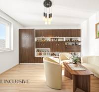 Obývací pokoj v rodinném domě s podlahou s dřevěným dekorem a pohodlným sezením.