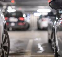 Parkování v garážích s auty na Eduarda Wenzla, Bratislava - Rača.