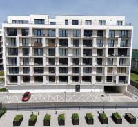 Moderní bytový dům s parkovacími místy a zelení na ulici Eduarda Wenzla v Bratislavě - Rači.