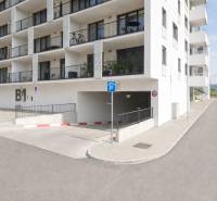 Bytový dům s parkovacím vjezdem v Bratislavě-Rači na ulici Eduarda Wenzla.