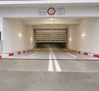 Vjezd do garáží na Eduarda Wenzla v Bratislavě - Rači s označením výšky a zákazu LPG/CNG.